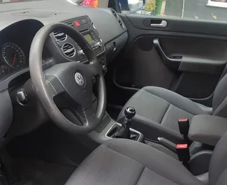 Interieur van Volkswagen Golf Plus te huur in Albanië. Een geweldige auto met 5 zitplaatsen en een Handmatig transmissie.