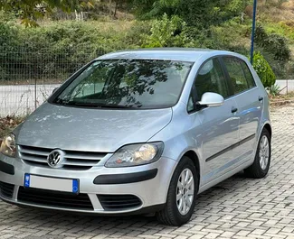 Vooraanzicht van een huurauto Volkswagen Golf Plus op de luchthaven van Tirana, Albanië ✓ Auto #8055. ✓ Transmissie Automatisch TM ✓ 0 beoordelingen.