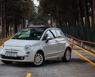 Vooraanzicht van een huurauto Fiat 500 Cabrio in Tbilisi, Georgië ✓ Auto #8034. ✓ Transmissie Automatisch TM ✓ 1 beoordelingen.