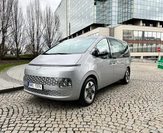 Vooraanzicht van een huurauto Hyundai Staria Praag, Tsjechië ✓ Auto #8149. ✓ Transmissie Handmatig TM ✓ 0 beoordelingen.