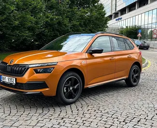 Vooraanzicht van een huurauto Skoda Kamiq Praag, Tsjechië ✓ Auto #8146. ✓ Transmissie Automatisch TM ✓ 0 beoordelingen.