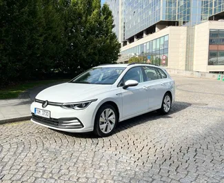 Vooraanzicht van een huurauto Volkswagen Golf Variant Praag, Tsjechië ✓ Auto #8147. ✓ Transmissie Automatisch TM ✓ 0 beoordelingen.