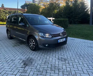 Vooraanzicht van een huurauto Volkswagen Touran in Tirana, Albanië ✓ Auto #8036. ✓ Transmissie Automatisch TM ✓ 1 beoordelingen.