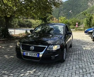 Vooraanzicht van een huurauto Volkswagen Passat op de luchthaven van Tirana, Albanië ✓ Auto #8151. ✓ Transmissie Handmatig TM ✓ 0 beoordelingen.