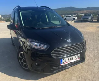 Vooraanzicht van een huurauto Ford Courier op Bodrum Luchthaven, Turkije ✓ Auto #7885. ✓ Transmissie Handmatig TM ✓ 0 beoordelingen.