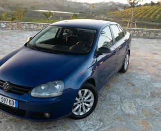 Vooraanzicht van een huurauto Volkswagen Jetta in Durrës, Albanië ✓ Auto #8210. ✓ Transmissie Automatisch TM ✓ 0 beoordelingen.