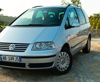 Vooraanzicht van een huurauto Volkswagen Sharan in Durrës, Albanië ✓ Auto #8206. ✓ Transmissie Automatisch TM ✓ 0 beoordelingen.