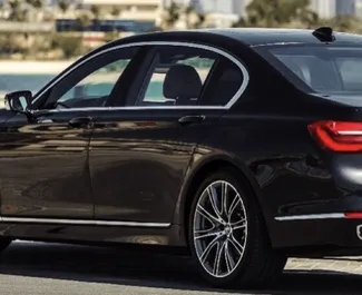 Vooraanzicht van een huurauto BMW 730i in Dubai, Verenigde Arabische Emiraten ✓ Auto #4942. ✓ Transmissie Automatisch TM ✓ 0 beoordelingen.