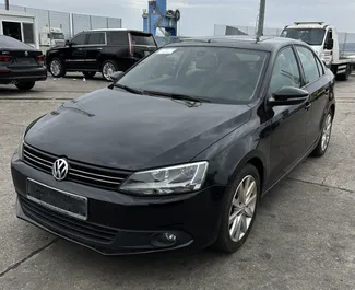 Vooraanzicht van een huurauto Volkswagen Jetta in Durrës, Albanië ✓ Auto #7896. ✓ Transmissie Automatisch TM ✓ 0 beoordelingen.