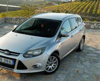 Vooraanzicht van een huurauto Ford Focus SW in Durrës, Albanië ✓ Auto #8208. ✓ Transmissie Automatisch TM ✓ 0 beoordelingen.