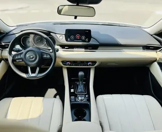 Interieur van Mazda 6 te huur in de VAE. Een geweldige auto met 5 zitplaatsen en een Automatisch transmissie.