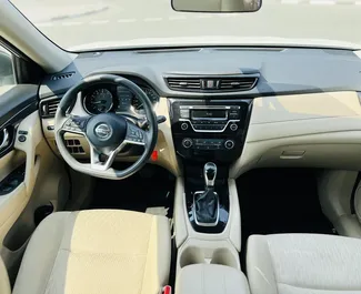 Interieur van Nissan X-Trail te huur in de VAE. Een geweldige auto met 5 zitplaatsen en een Automatisch transmissie.