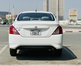 Benzine motor van 1,5L van Nissan Sunny 2023 te huur in Dubai.