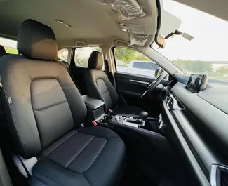 Interieur van Mazda CX-5 te huur in de VAE. Een geweldige auto met 5 zitplaatsen en een Automatisch transmissie.