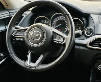 Interieur van Mazda CX-9 te huur in de VAE. Een geweldige auto met 7 zitplaatsen en een Automatisch transmissie.