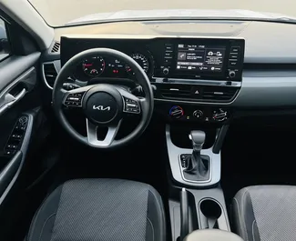 Interieur van Kia Seltos te huur in de VAE. Een geweldige auto met 5 zitplaatsen en een Automatisch transmissie.