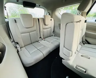 Interieur van Nissan X-Terra te huur in de VAE. Een geweldige auto met 7 zitplaatsen en een Automatisch transmissie.