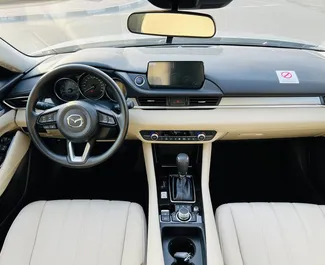 Interieur van Mazda 6 te huur in de VAE. Een geweldige auto met 5 zitplaatsen en een Automatisch transmissie.