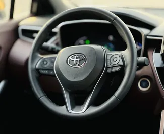 Toyota Corolla Cross 2023 beschikbaar voor verhuur in Dubai, met een kilometerlimiet van 250 km/dag.