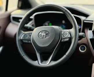 Verhuur Toyota Corolla Cross. Economy, Comfort, Crossover Auto te huur in de VAE ✓ Borg van Zonder Borg ✓ Verzekeringsmogelijkheden TPL, FDW, Jonge.