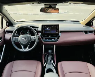 Interieur van Toyota Corolla Cross te huur in de VAE. Een geweldige auto met 5 zitplaatsen en een Automatisch transmissie.
