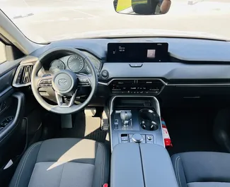 Interieur van Mazda CX-60 te huur in de VAE. Een geweldige auto met 5 zitplaatsen en een Automatisch transmissie.