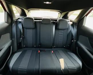 Interieur van Peugeot 3008 te huur in de VAE. Een geweldige auto met 5 zitplaatsen en een Automatisch transmissie.