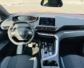 Peugeot 3008 2023 beschikbaar voor verhuur in Dubai, met een kilometerlimiet van 200 km/dag.