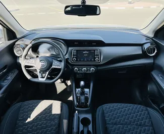 Interieur van Nissan Kicks te huur in de VAE. Een geweldige auto met 5 zitplaatsen en een Automatisch transmissie.