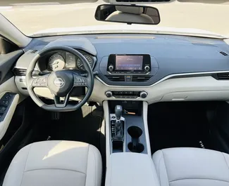 Interieur van Nissan Altima te huur in de VAE. Een geweldige auto met 5 zitplaatsen en een Automatisch transmissie.