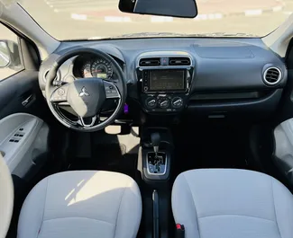 Interieur van Mitsubishi Attrage te huur in de VAE. Een geweldige auto met 5 zitplaatsen en een Automatisch transmissie.