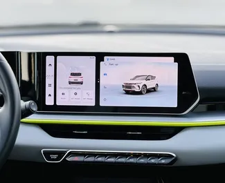 Interieur van Geely Coolray te huur in de VAE. Een geweldige auto met 5 zitplaatsen en een Automatisch transmissie.