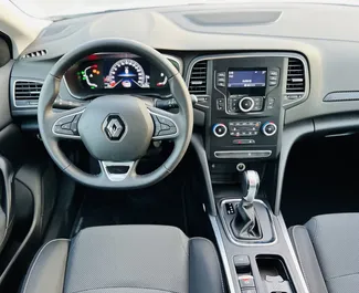 Verhuur Renault Megane Sedan. Comfort Auto te huur in de VAE ✓ Borg van Zonder Borg ✓ Verzekeringsmogelijkheden TPL, FDW, Jonge.