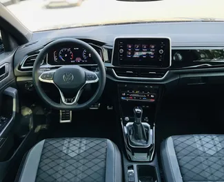 Interieur van Volkswagen T-Roc te huur in de VAE. Een geweldige auto met 5 zitplaatsen en een Automatisch transmissie.