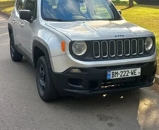 Vooraanzicht van een huurauto Jeep Renegade in Tbilisi, Georgië ✓ Auto #8253. ✓ Transmissie Automatisch TM ✓ 1 beoordelingen.