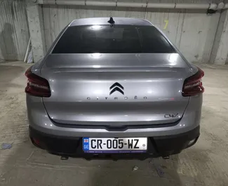 Citroen C4 X 2023 met Vooraandrijving systeem, beschikbaar op de luchthaven van Tbilisi.