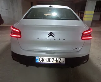 Vooraanzicht van een huurauto Citroen C4 X op de luchthaven van Tbilisi, Georgië ✓ Auto #8391. ✓ Transmissie Automatisch TM ✓ 0 beoordelingen.