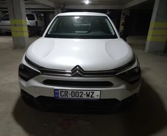 Benzine motor van 1,2L van Citroen C4 X 2023 te huur op de luchthaven van Tbilisi.