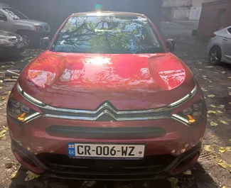 Vooraanzicht van een huurauto Citroen C4 X op de luchthaven van Tbilisi, Georgië ✓ Auto #8395. ✓ Transmissie Automatisch TM ✓ 0 beoordelingen.