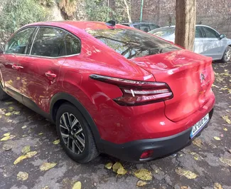 Citroen C4 X 2023 beschikbaar voor verhuur op de luchthaven van Tbilisi, met een kilometerlimiet van onbeperkt.