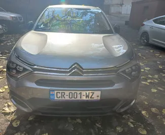 Vooraanzicht van een huurauto Citroen C4 X op de luchthaven van Tbilisi, Georgië ✓ Auto #8390. ✓ Transmissie Automatisch TM ✓ 0 beoordelingen.