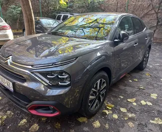 Citroen C4 X 2023 met Vooraandrijving systeem, beschikbaar op de luchthaven van Tbilisi.