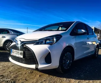 Vooraanzicht van een huurauto Toyota Yaris Luchthaven Belgrado, Servië ✓ Auto #8447. ✓ Transmissie Handmatig TM ✓ 0 beoordelingen.