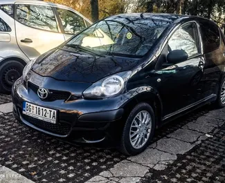 Vooraanzicht van een huurauto Toyota Aygo Luchthaven Belgrado, Servië ✓ Auto #8367. ✓ Transmissie Automatisch TM ✓ 3 beoordelingen.