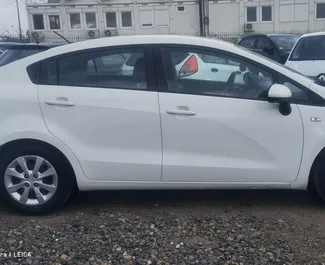 Benzine motor van 1,4L van Kia Rio 2017 te huur Luchthaven Belgrado.