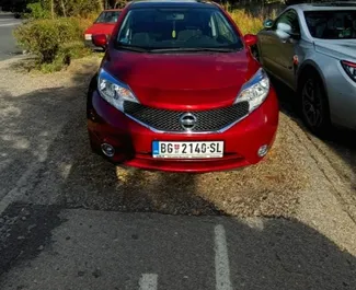 Vooraanzicht van een huurauto Nissan Note Luchthaven Belgrado, Servië ✓ Auto #8371. ✓ Transmissie Automatisch TM ✓ 0 beoordelingen.