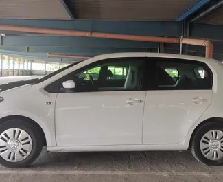 Benzine motor van 1,0L van Volkswagen Up! 2019 te huur Luchthaven Belgrado.