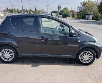 Verhuur Toyota Aygo. Economy Auto te huur in Servië ✓ Borg van Borg van 200 EUR ✓ Verzekeringsmogelijkheden CDW, Jonge.