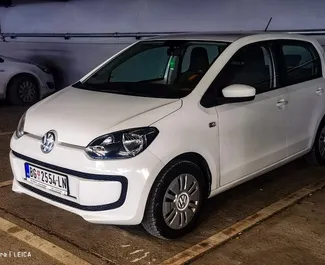 Vooraanzicht van een huurauto Volkswagen Up! Luchthaven Belgrado, Servië ✓ Auto #8370. ✓ Transmissie Handmatig TM ✓ 0 beoordelingen.