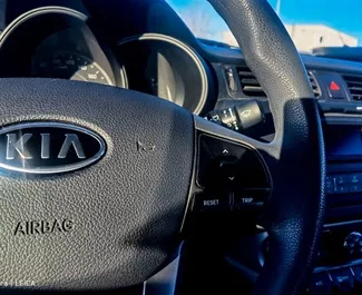 Interieur van Kia Rio te huur in Servië. Een geweldige auto met 5 zitplaatsen en een Handmatig transmissie.